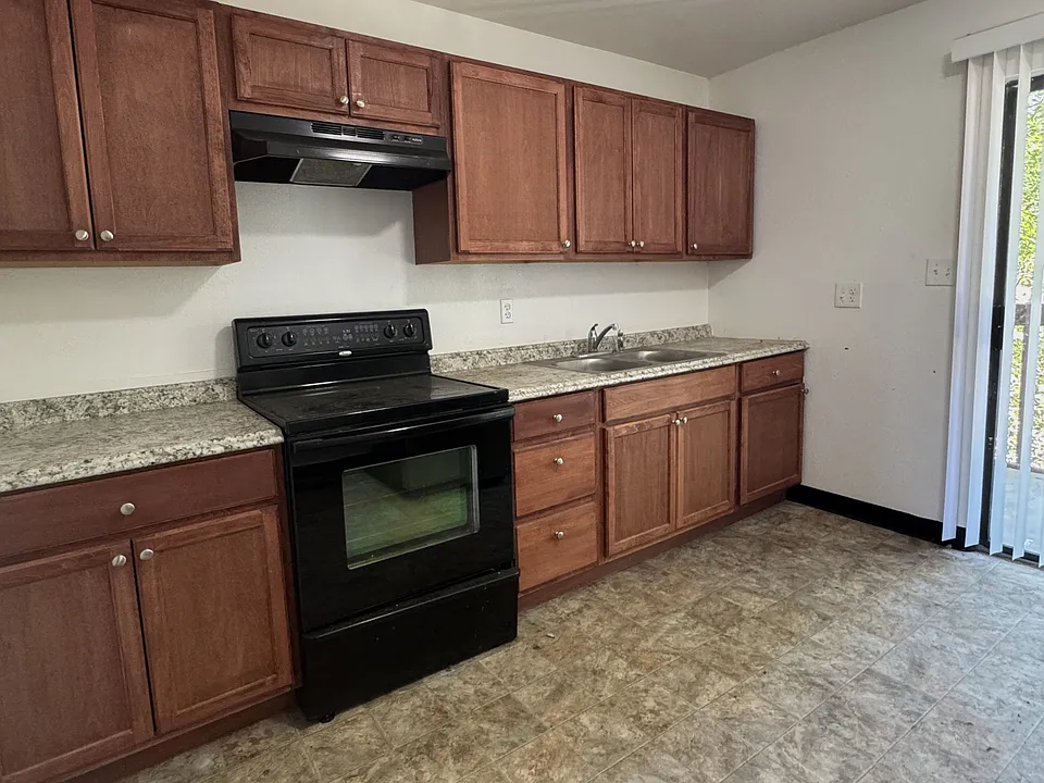 iCTH - 812-832 W 10th St - 830