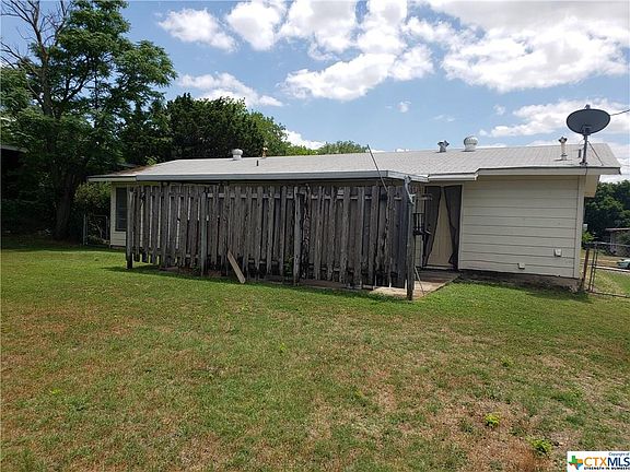 5th image of 809 Adela St
