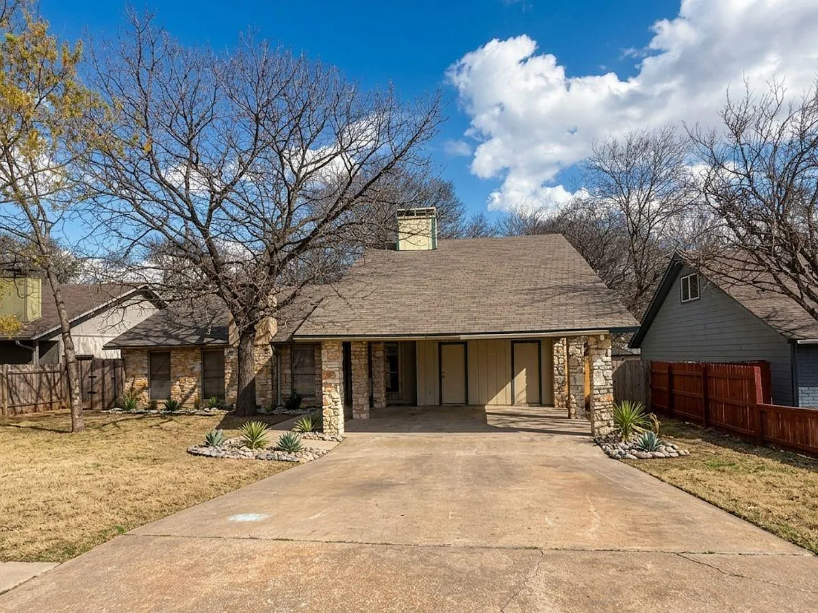3 bed, 1.5 bath, 1024 sqft, $1,800 — Photo 1