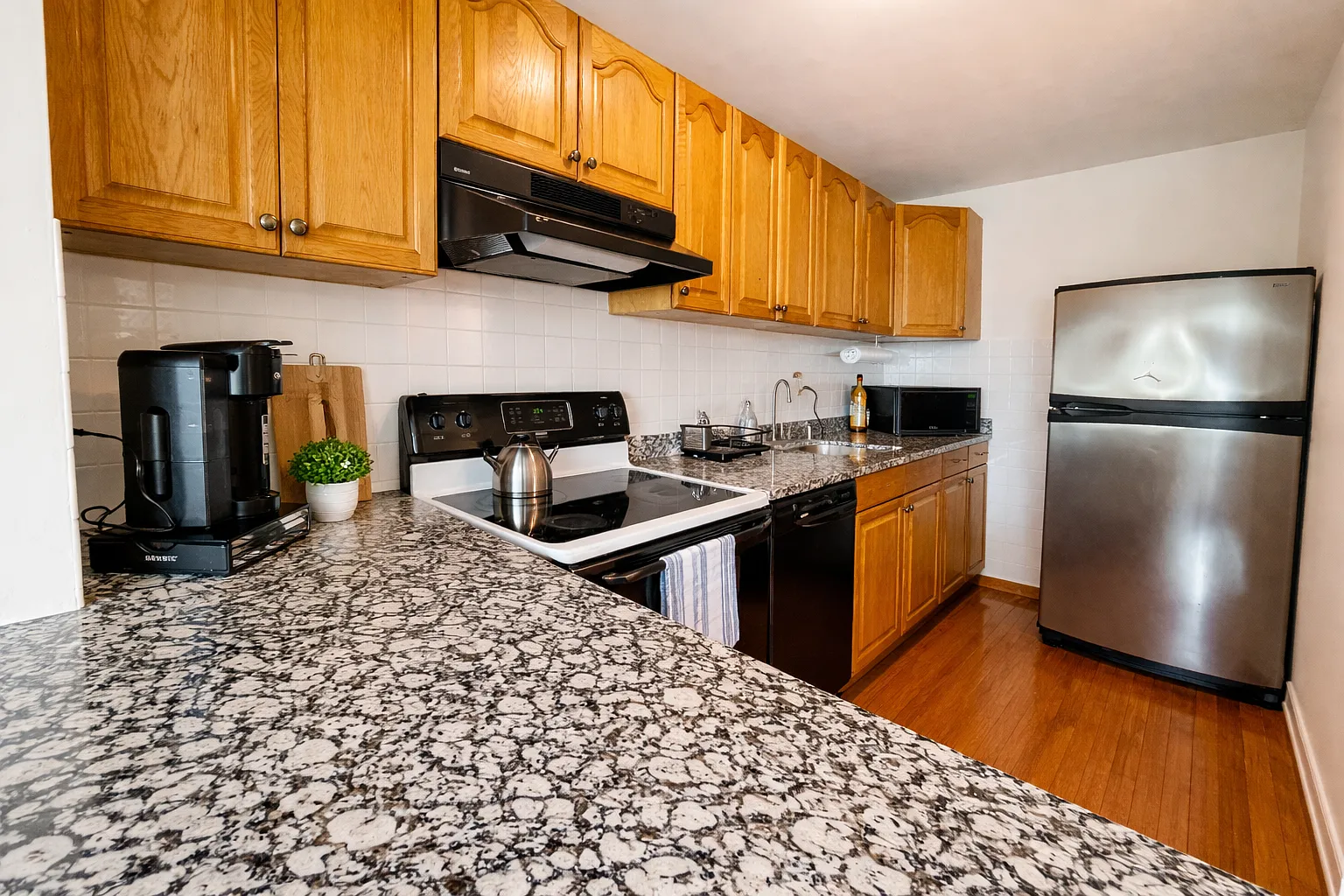 2 bed, 1100 sqft, $2,350 — Photo 3