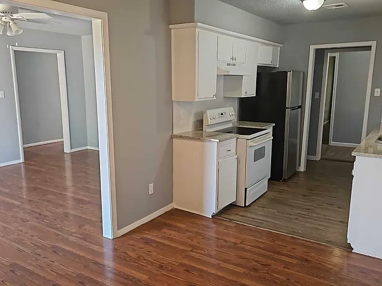 5701 NW Chestnut Ln — Photo 3