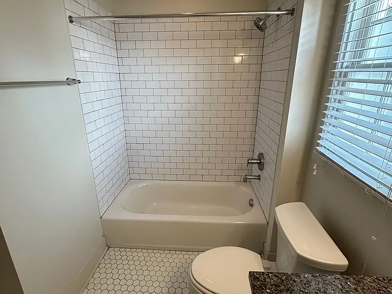 614 E Henry St — Photo 20