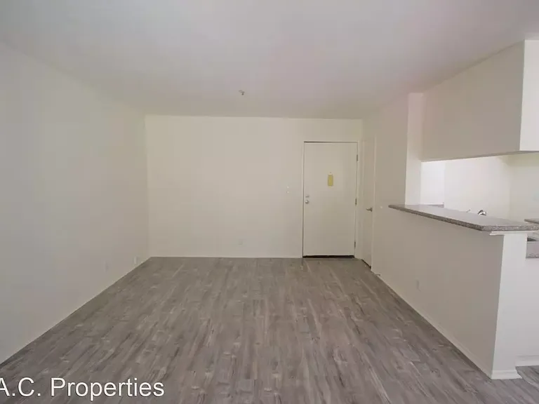 11505 Riverside Dr — Photo 12
