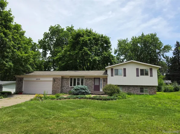 2935 Shawnee Ln, Waterford, MI 48329