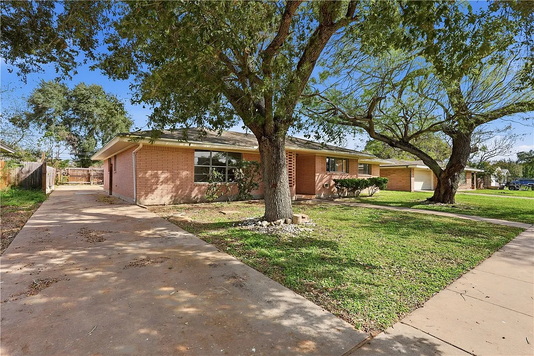3 bed, 2.0 bath, 1869 sqft, $2,175 — Photo 2