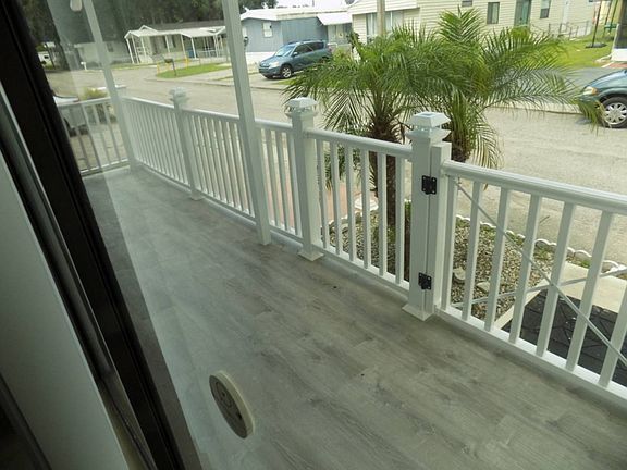 5th image of 9841 Oaks St