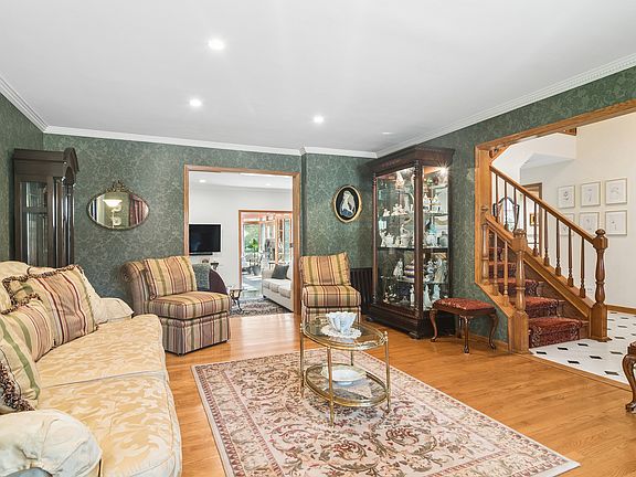 3rd image of 803 Waltz Ct