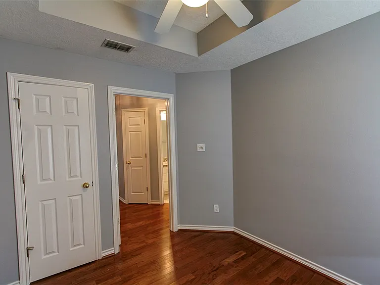 305 Landsburg Ln — Photo 16