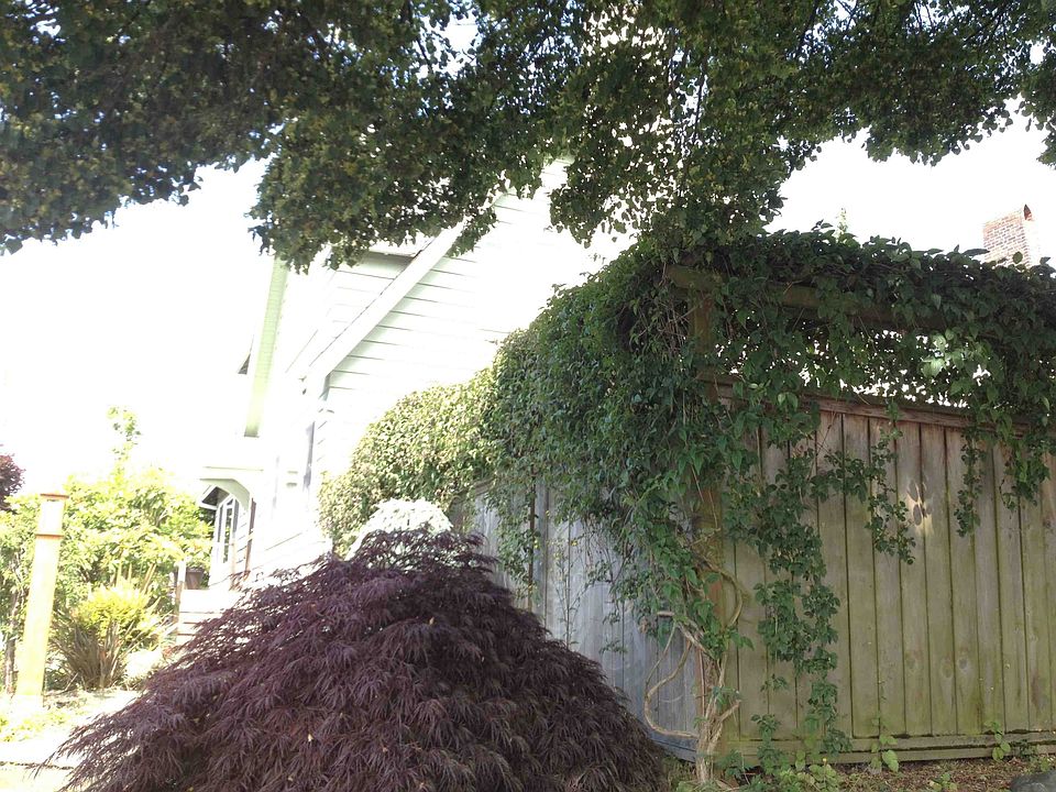 2nd image of 8203 Roosevelt Way NE