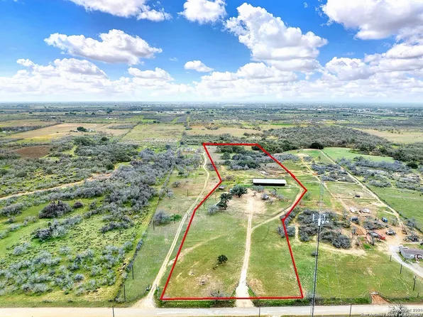 1948 County Road 302, Floresville, TX 78114