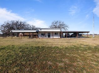 609 N Hovey St, Chico, TX 76431