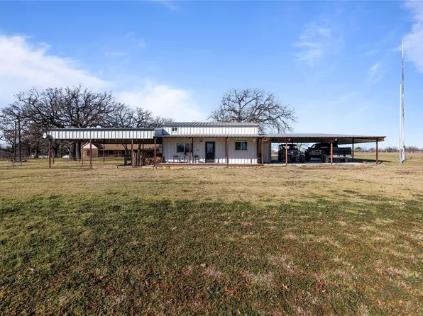 609 N Hovey St, Chico, TX 76431