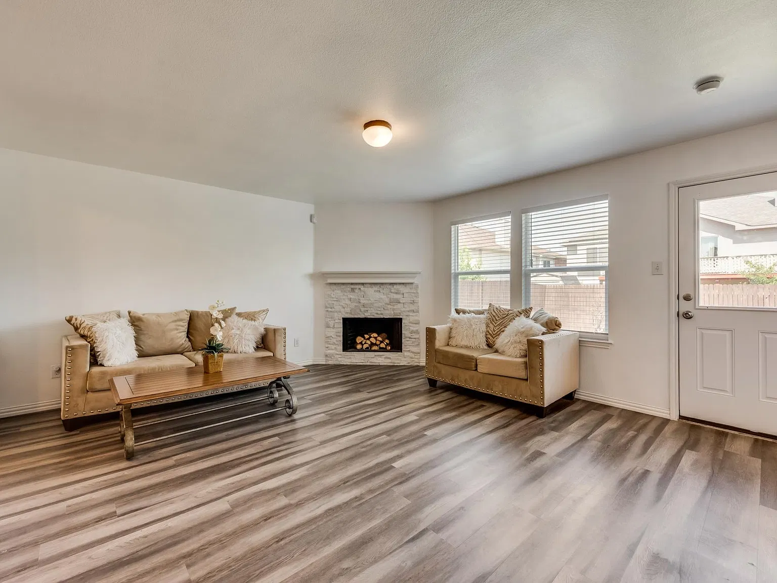 4 bed, 2485 sqft, $2,495 — Photo 3