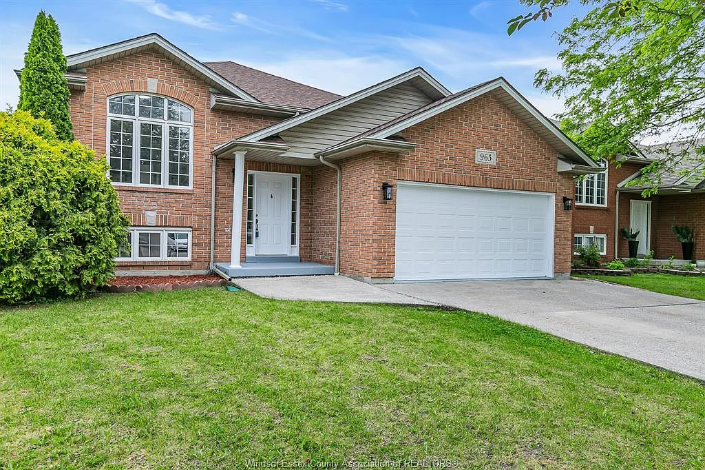 Building Photo - 965 Banwell Rd