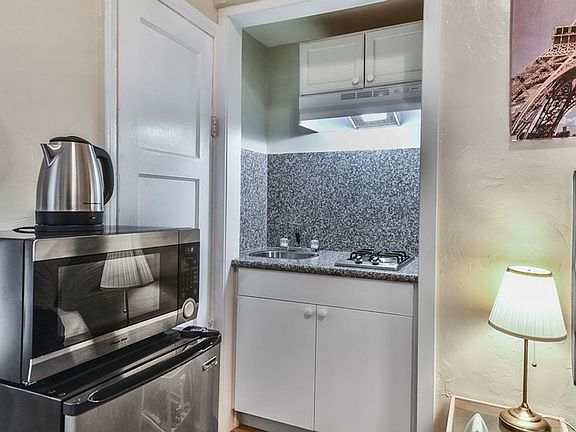 3rd image of 725 S Alvarado St #200