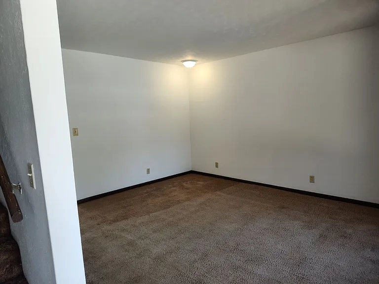 601 Boxwood Dr #1-6 — Photo 2