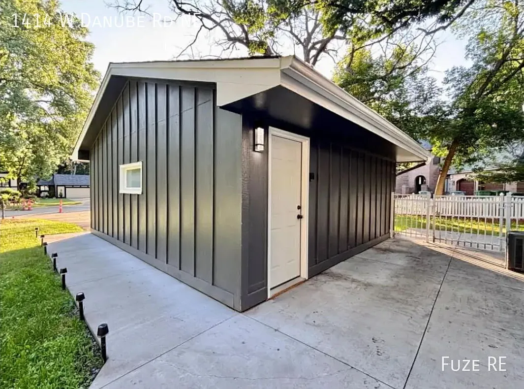 Beautifully Updated 4-Bedroom Home in Fridley! — Photo 2