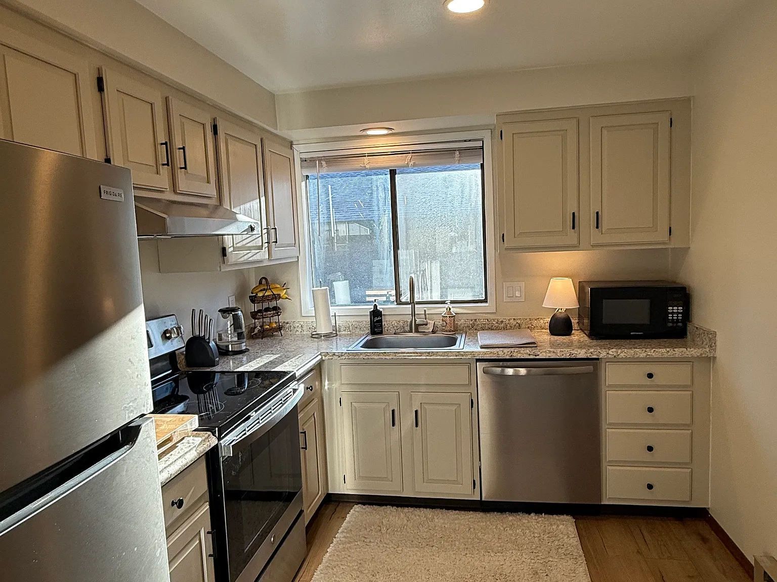 2 bed, 970 sqft, $1,900 — Photo 2