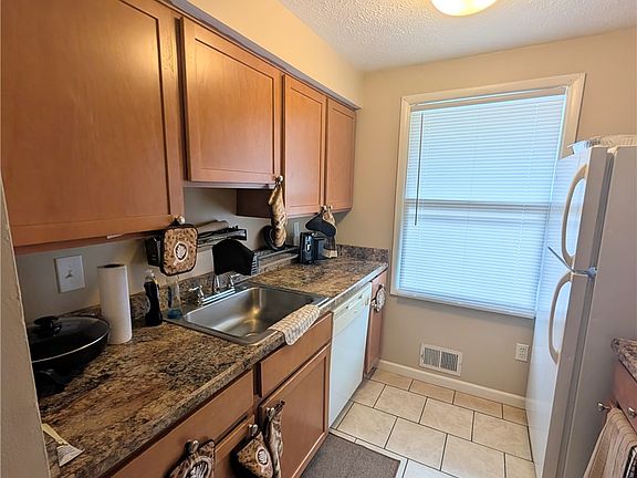 2nd image of 1290 Emerson St APT B