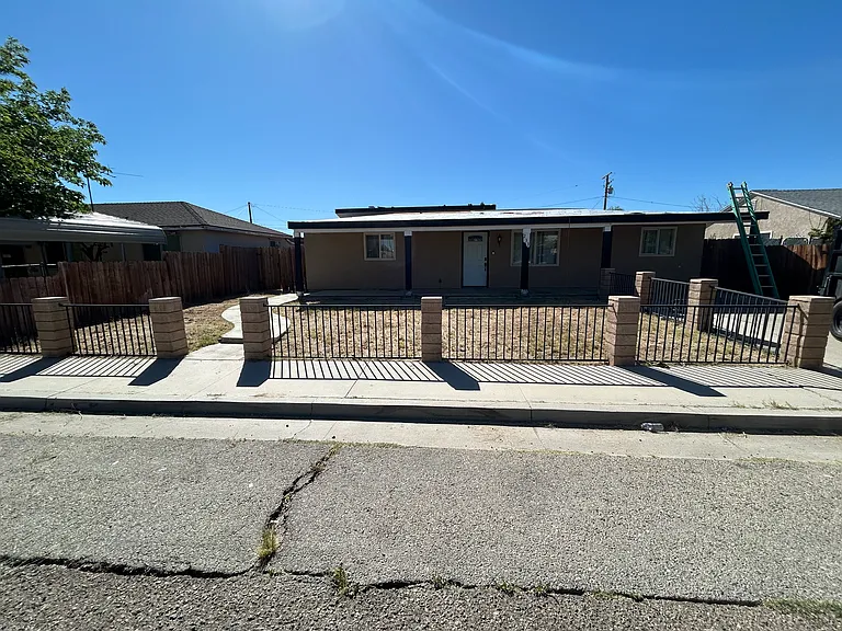 233 N Fairview St — Photo 1