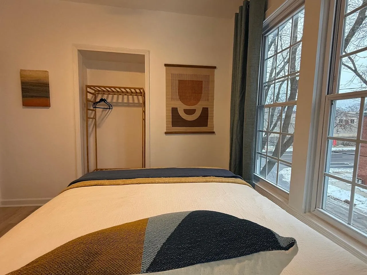 4 bed, 2.0 bath, 2600 sqft, $836 — Photo 3