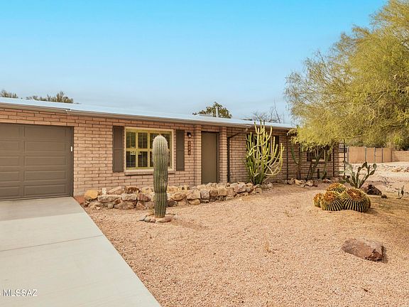 2nd image of 10181 N Hacienda Hermosa Dr