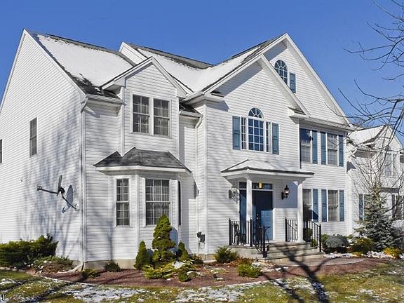 2nd image of 9 Oak Hollow Ln