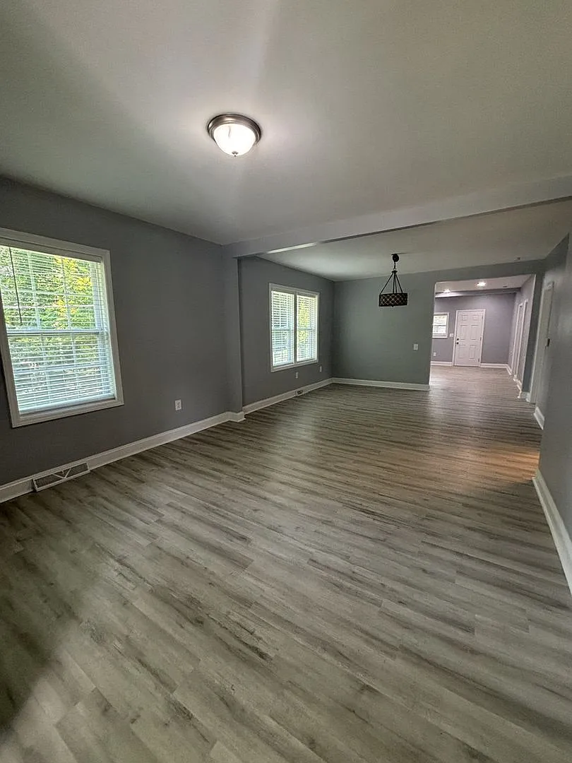 Beautifully Renovated Home with Spacious Fenced Yard — Photo 4