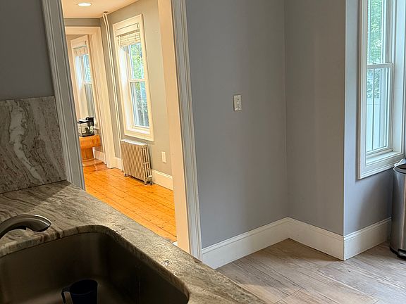 4th image of 30 Oak St