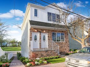 28 Shaughnessy Ln, Staten Island, NY 10305