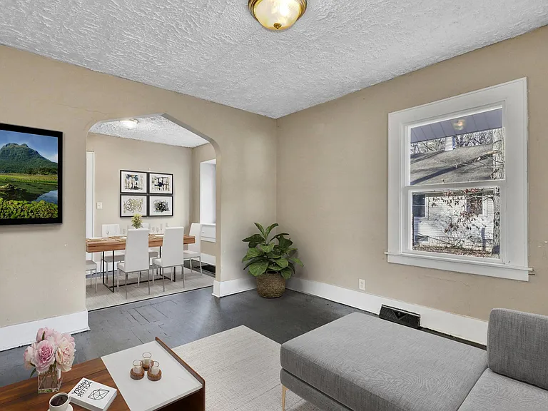 1206 Leslie St — Photo 2