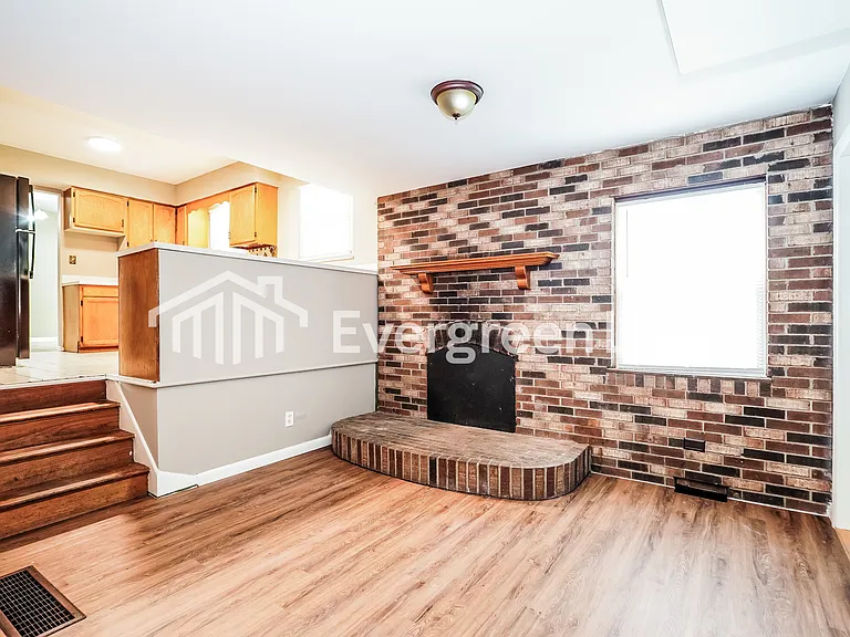 2644 Queensway Dr — Photo 3