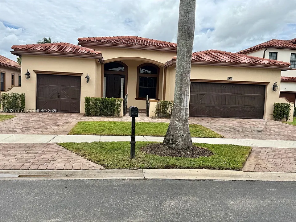 8711 NW 41st St