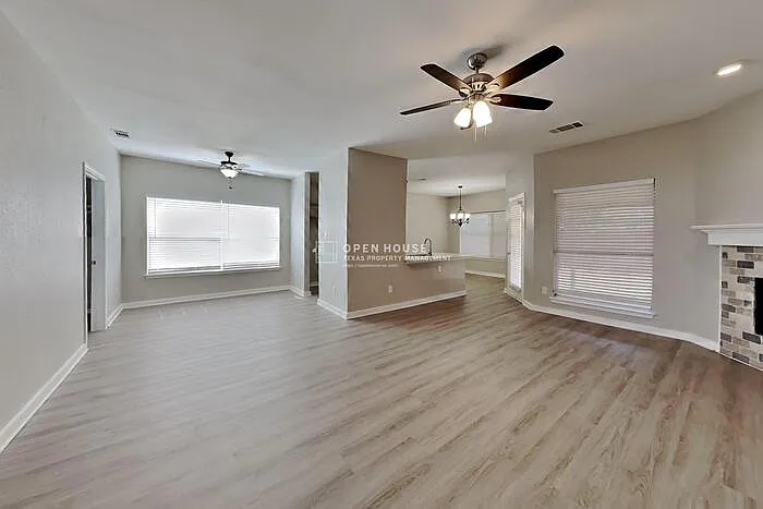 4 bed, 2.5 bath, 2095 sqft, $2,250 — Photo 3