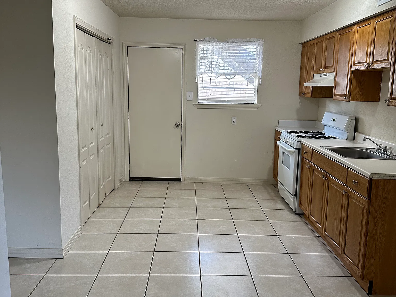202 Omega St — Photo 4