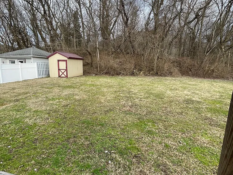 1540 Linden Ave — Photo 9