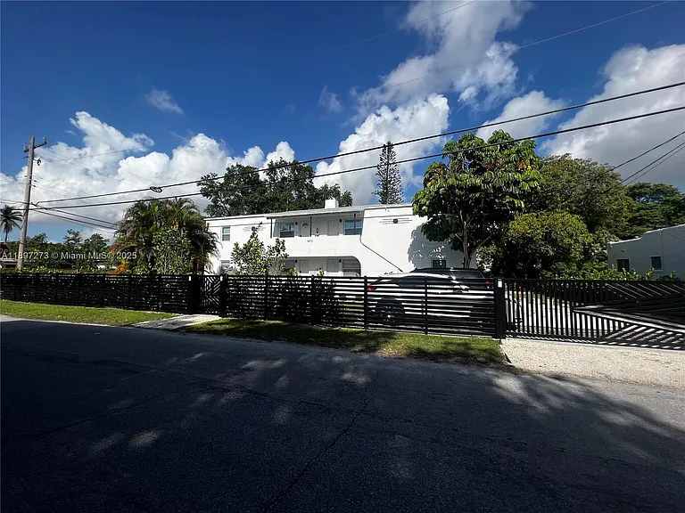8270 NE 1st Pl — Photo 11