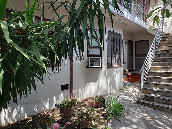 2nd image of 422 1/2 N Sierra Bonita Ave