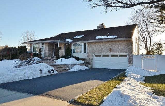 1st image of 5 Magnolia Ln