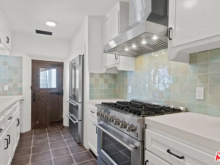 1300 N Harper Ave — Photo 13