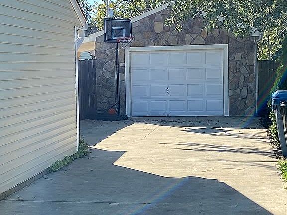 4th image of 906 East Dr