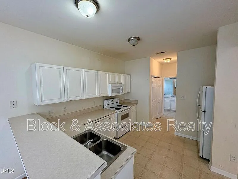 4 bed, 2.5 bath, 1600 sqft, $1,895 — Photo 4