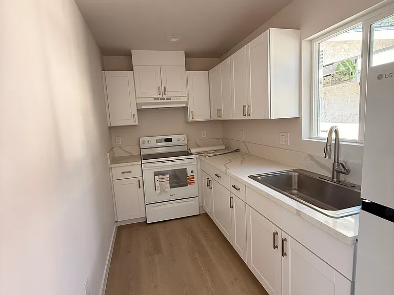 11221 Dumont Ave — Photo 2