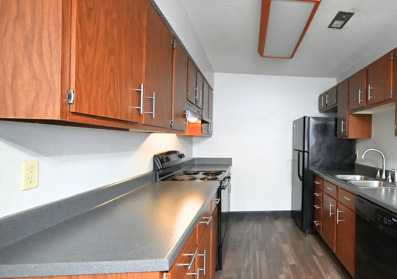 Raven Oaks Apartments — Photo 2