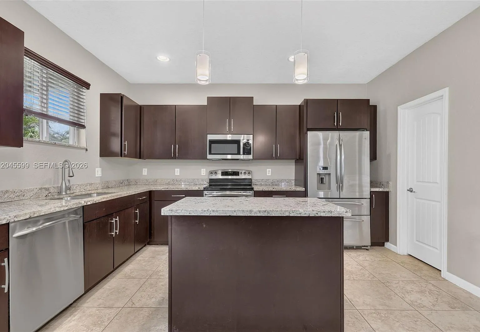 5 bed, 3116 sqft, $4,850 — Photo 2