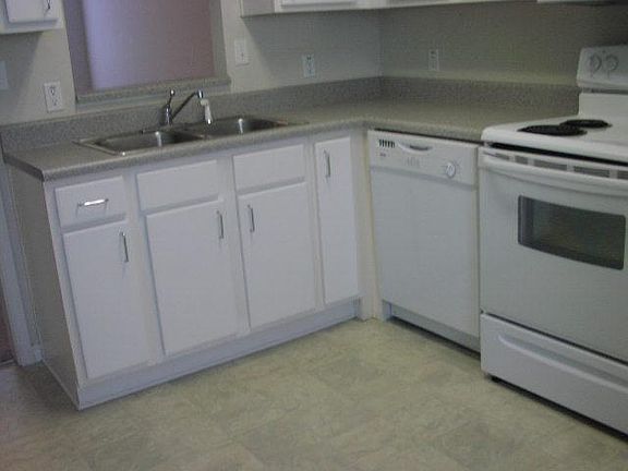 3rd image of 28 Garden Ln APT 8