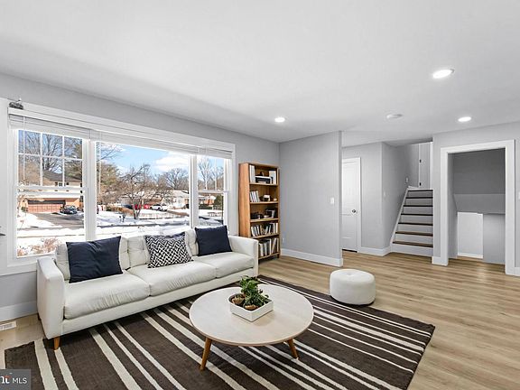 3rd image of 19104 Bloomfield Rd