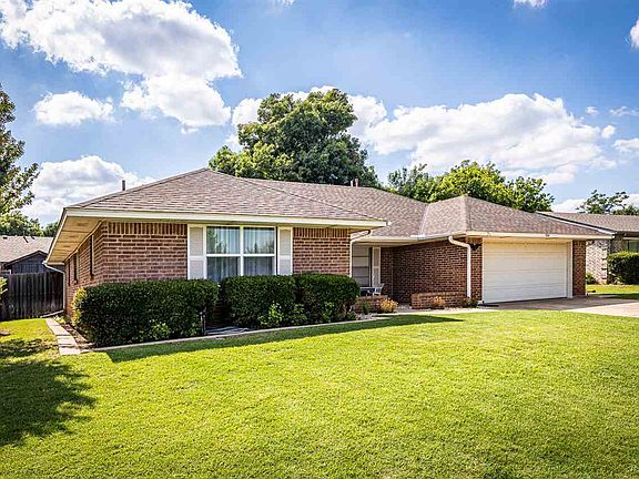 2nd image of 904 NW Cheryl Pl