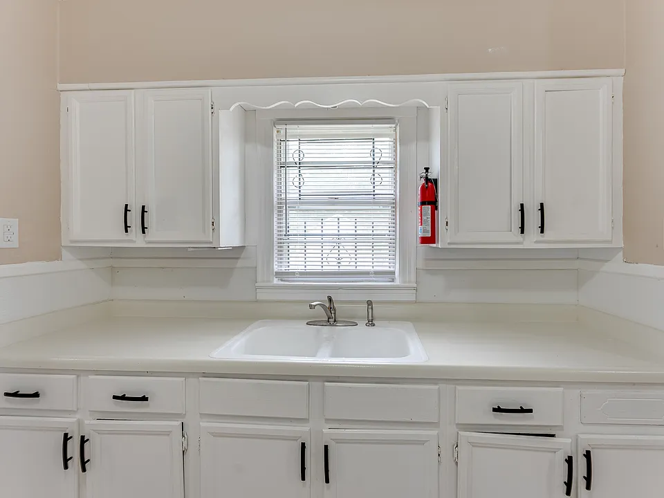 1500 W Short 17th St