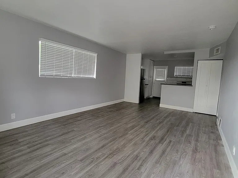 439 W Osborn Rd — Photo 4